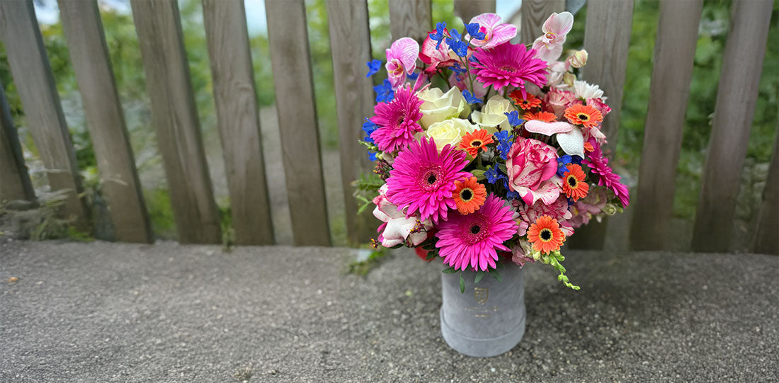 Bunte Blumenarrangement in einer eleganten Flowerbox für besondere Anlässe und Dekoration bei JustFlower.