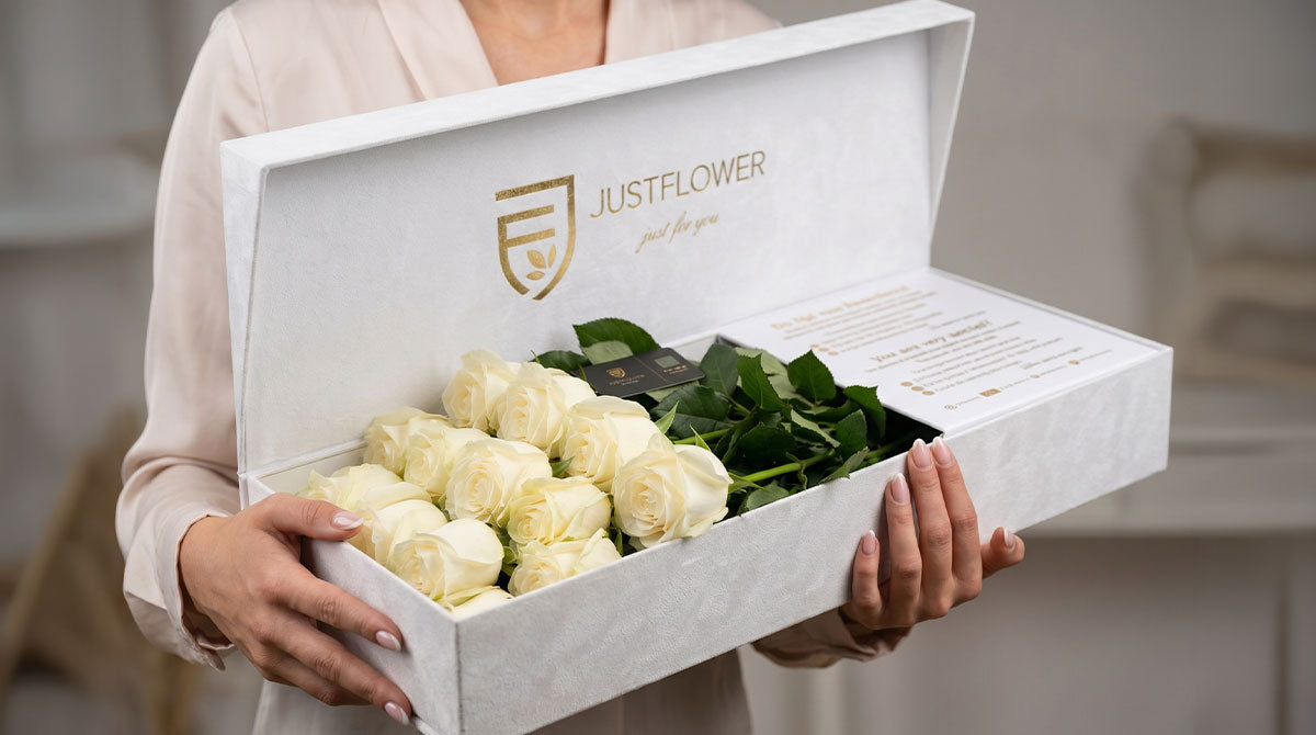 Flowerbox in Weiss mit frischen Rosen als elegantes Geschenk – luxuriöse Blumenbox von JustFlower Schweiz