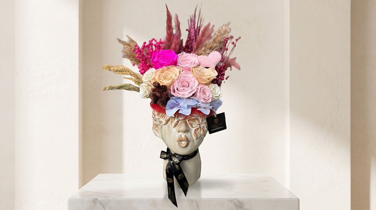 Handgefertigtes florales Design im Skulptur Vase – einzigartige florale Accessoires von JustFlower entdecken