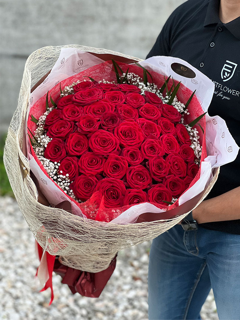 Roter Rosenstrauss, 41 rote Rosen mit Schleierkraut, ideal für Heiratsantrag und romantische Anlässe.