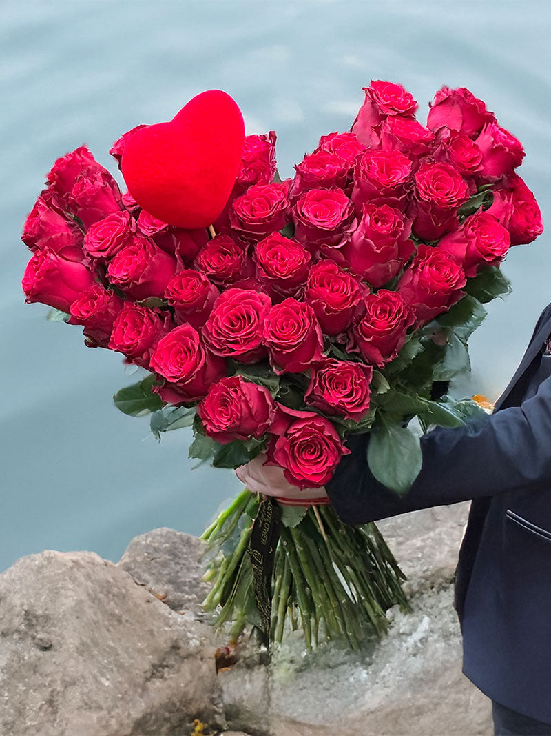 Roter Rosenstrauss im Herzformat mit etwa 39 roten Rosen und einem roten Herz, perfekt für Valentinstag oder Heiratsanträge.