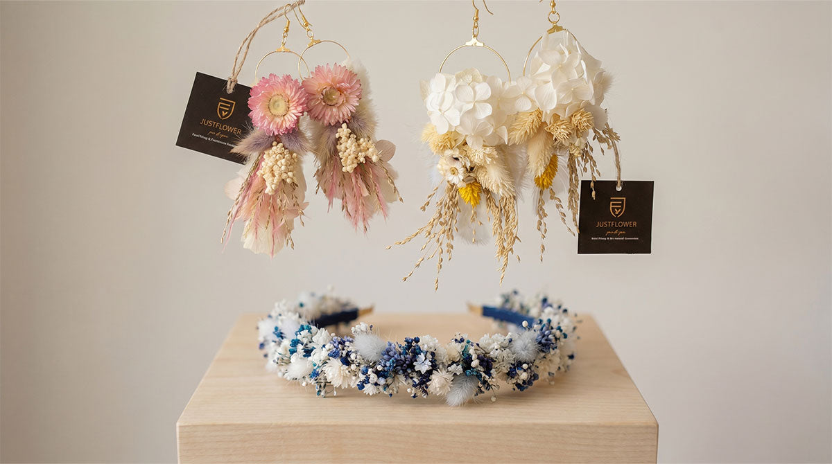 Florale Accessoires mit handgefertigtem Schmuck aus Trockenblumen – stilvolle Designs von JustFlower für besondere Anlässe und Hochzeiten