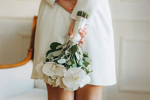 Brautstrauss mit eleganten Orchideen und Eukalyptusblättern, eine stilvolle Wahl für eine moderne Hochzeit. Perfekte Hochzeitsblumen für eine zeitlose Eleganz.