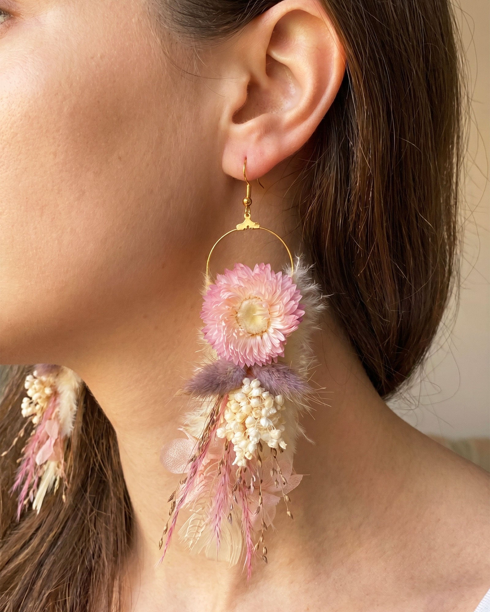 Floral Ohrringe mit Trockenblumen getragen – elegantes Accessoire für besondere Anlässe