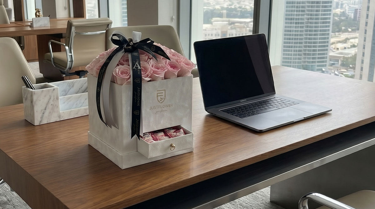 Flowerbox Eckig mit frischen rosa Rosen in eleganter Geschenkbox mit Schublade im modernen Rosenbox Design – JustFlower Schweiz