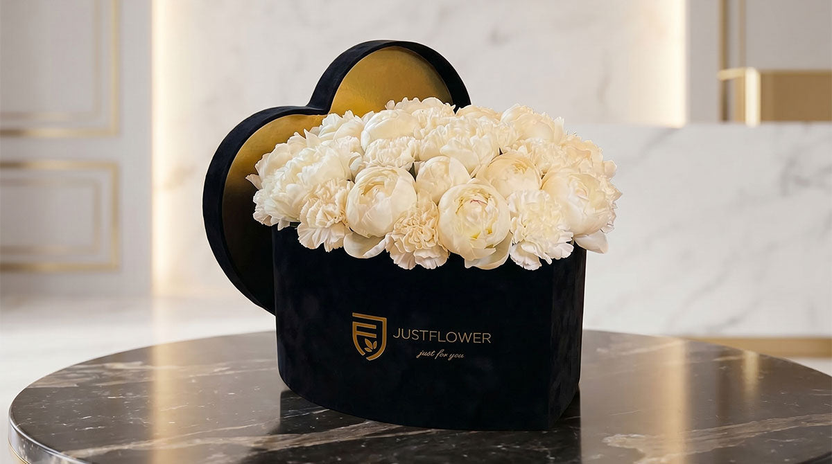 Flowerbox Herz mit weissen Pfingstrosen in eleganter herzförmiger Box – JustFlower Schweiz