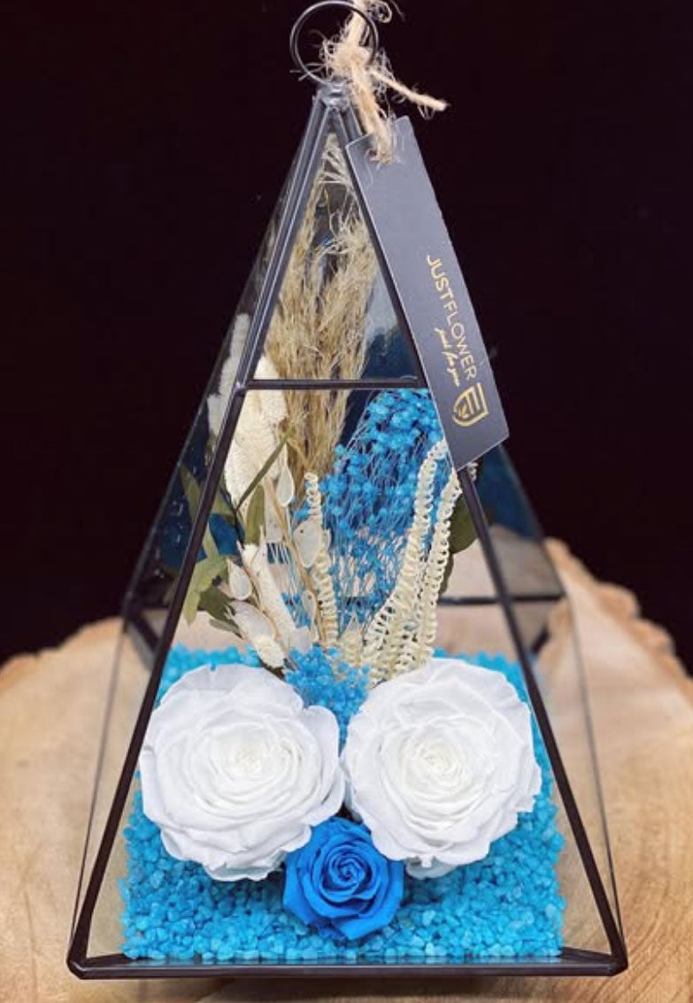 Floral Design in Glas Pyramide mit Infinity Rosen und Trockenblumen – stilvolle Geschenkideen und florale Designs bei JustFlower