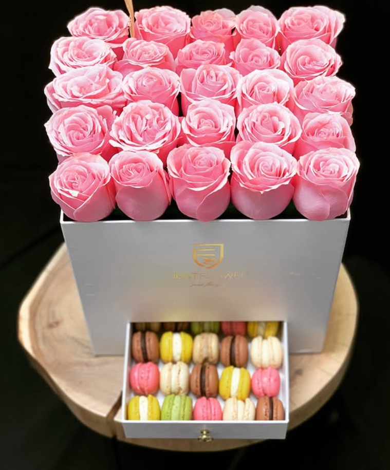 Flowerbox Eckig mit rosa Rosen und Geschenkbox im Stil einer Rosenbox – JustFlower