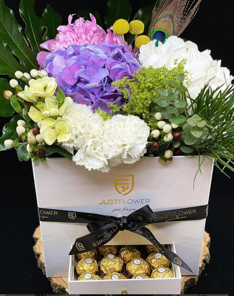 Quadratische Flowerbox mit frischen Blumen und Pralinenfach inspiriert von Rosenbox – JustFlower