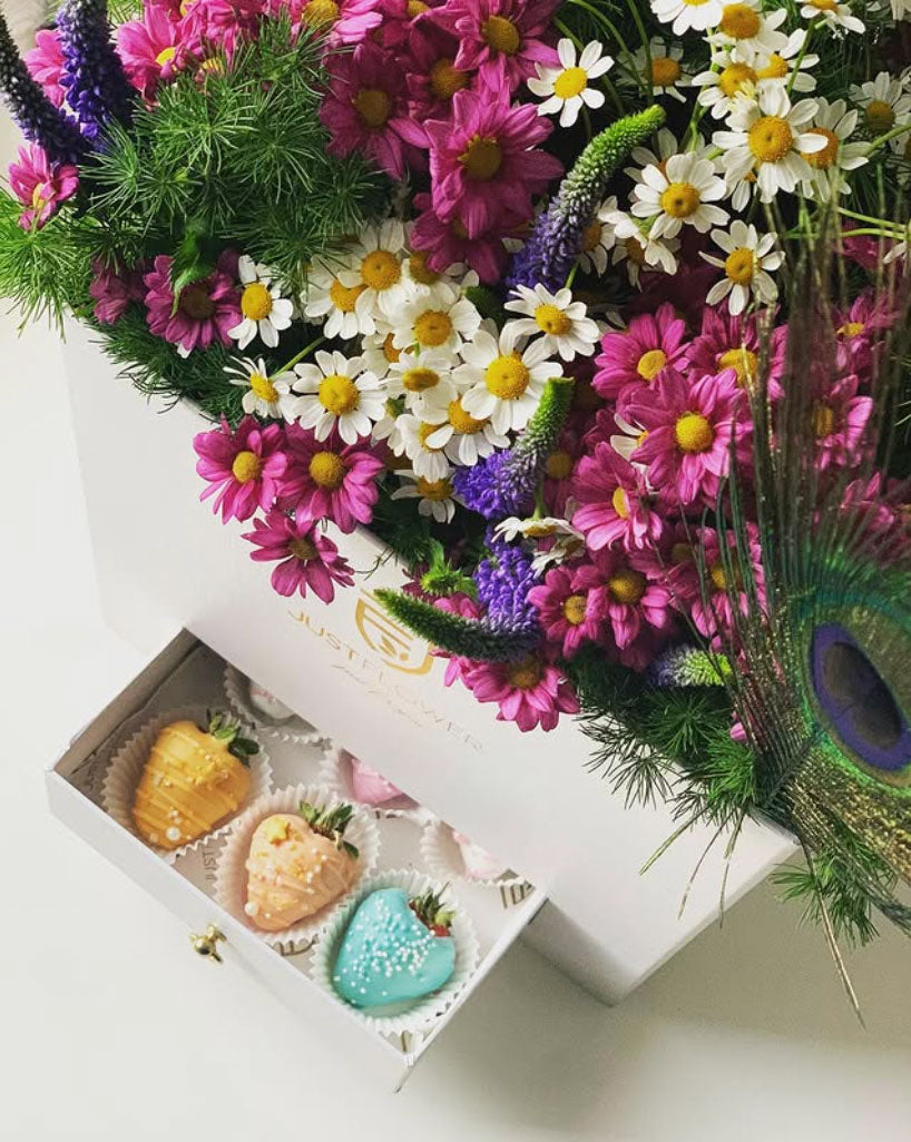 Flowerbox Eckig mit bunten Schnittblumen modern arrangiert in Rosenbox Optik – JustFlower