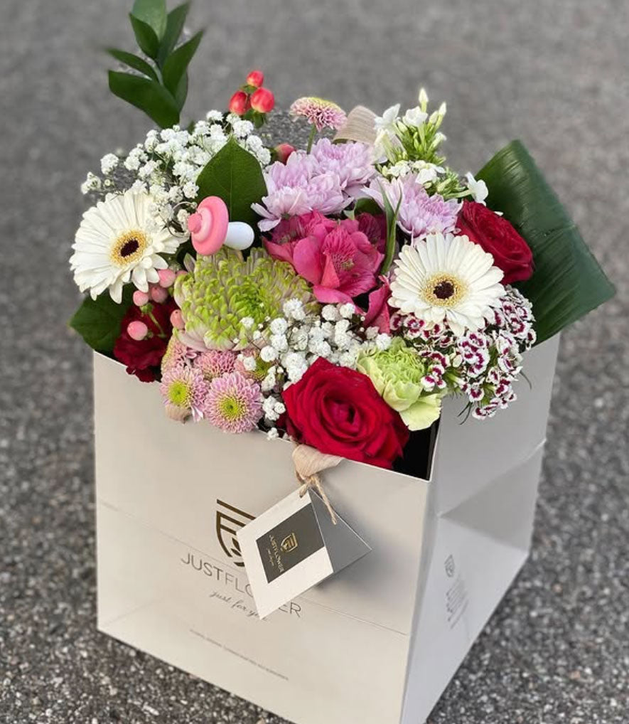 Elegante Flowerbox Eckig mit frischen Blumen als Geschenk im Rosenbox Stil – JustFlower Schweiz