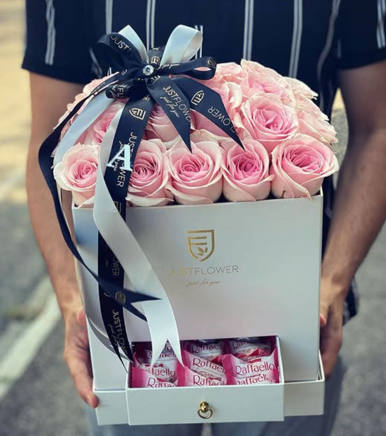 Luxuriöse Flowerbox Eckig mit Rosen und Schleife inspiriert von klassischer Rosenbox – JustFlower