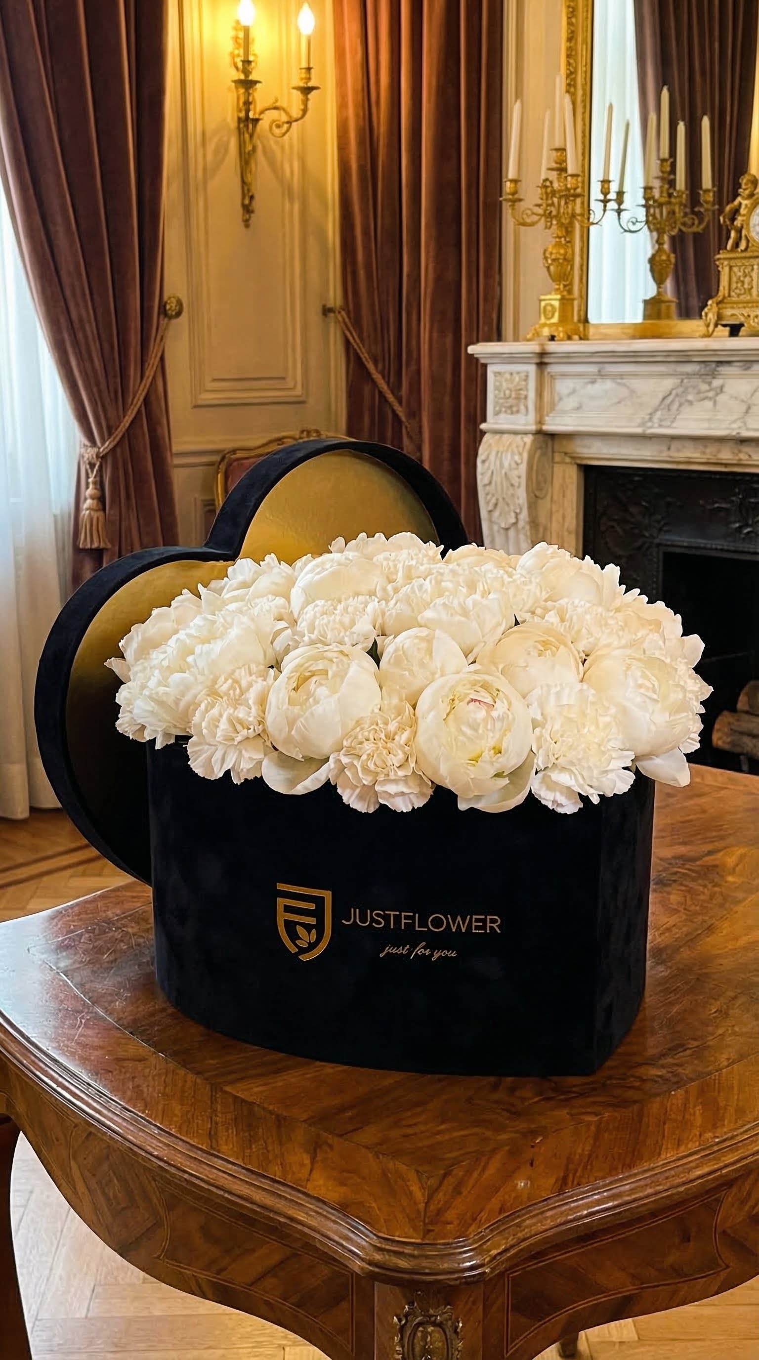 Herzförmige Flowerbox mit weissen Pfingstrosen elegant arrangiert im Stil einer Rosenbox – JustFlower