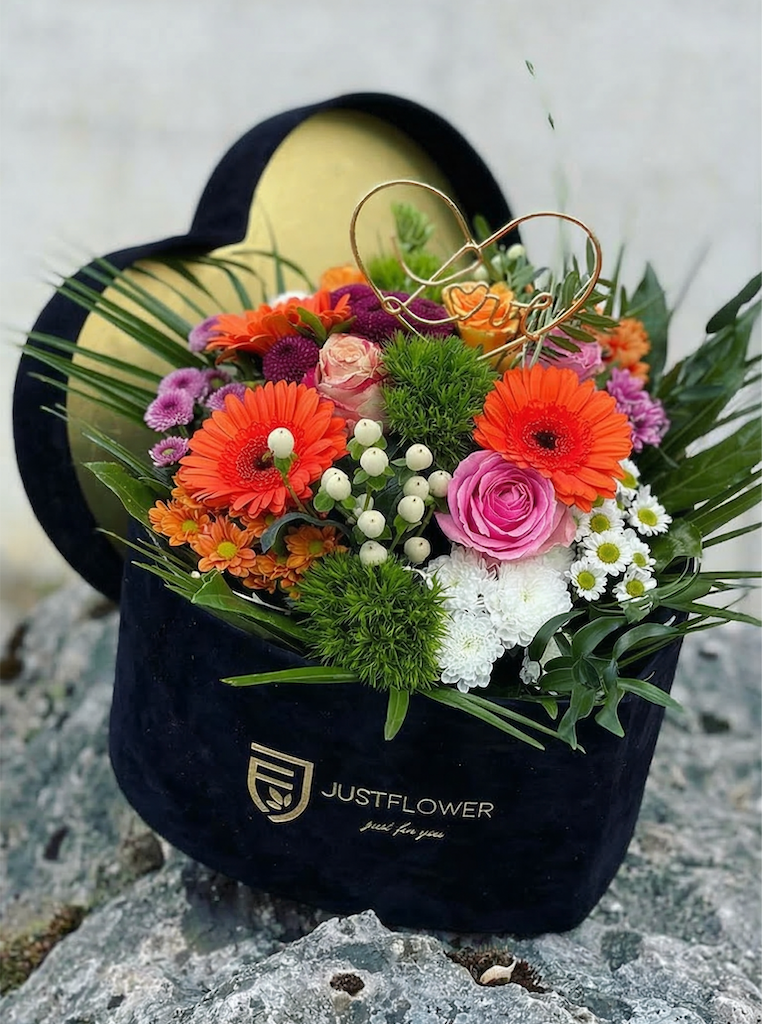Flowerbox Herz mit bunten Blumen als emotionales Geschenk inspiriert von Rosenbox – JustFlower