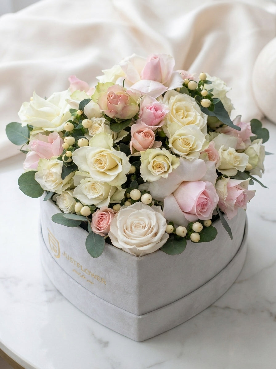 Romantische Flowerbox Herz mit Rosen und Dekoration im klassischen Rosenbox Design – JustFlower