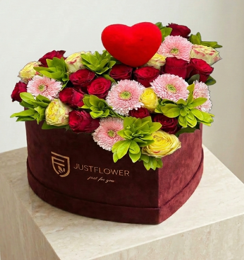 Flowerbox Herz mit roten und bunten Blumen als stilvolle Geschenkbox im Rosenbox Stil – JustFlower
