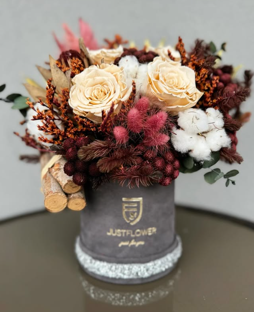 Flowerbox Rund mit Trockenblumen und konservierten Rosen in natürlichem Arrangement – dekorative Blumenbox von JustFlower