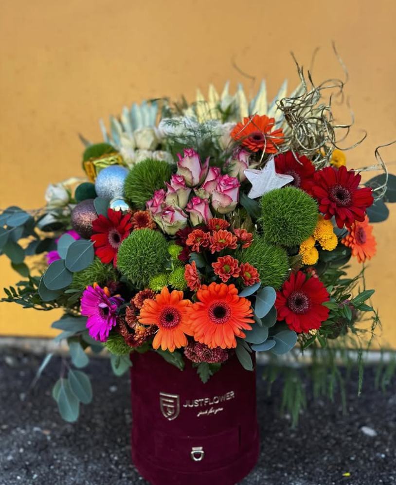 Flowerbox Rund mit frischen bunten Blumen und Gerbera in roter Box – lebendige Blumenbox als Geschenkidee