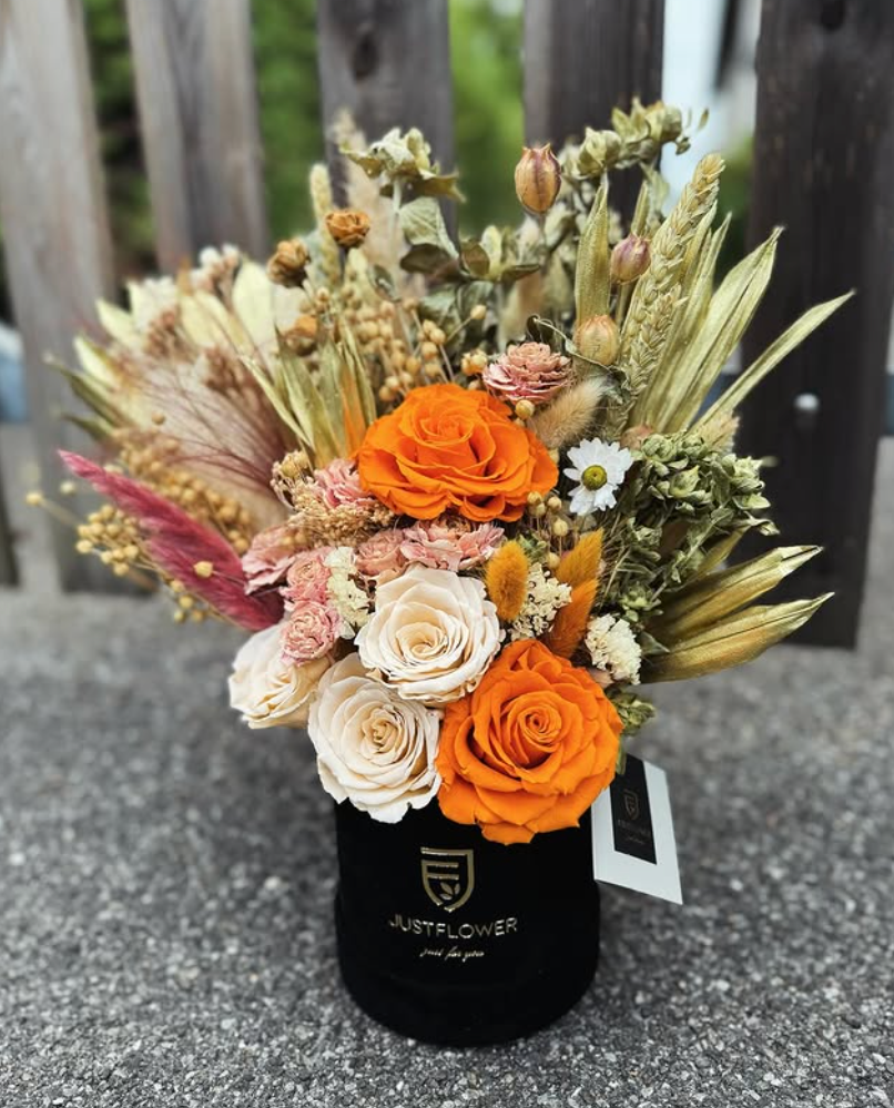 Flowerbox Rund mit Trockenblumen und orangefarbenen Rosen – stilvolle Kombination aus getrockneten und frischen Elementen
