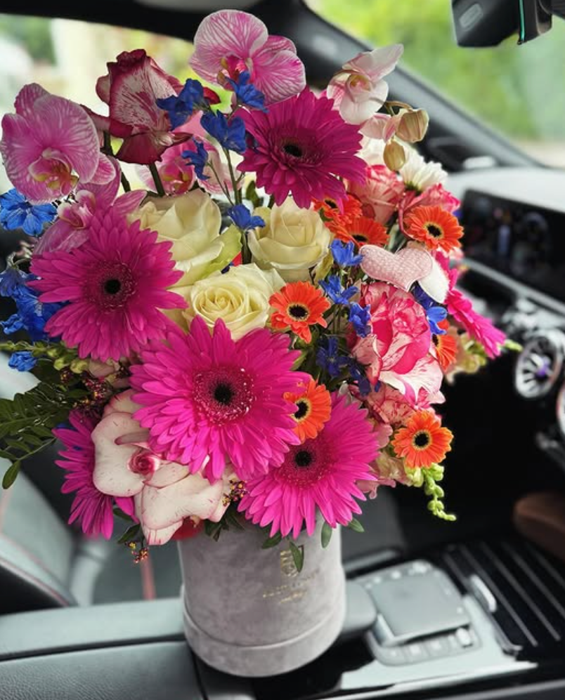 Flowerbox Rund mit frischen Blumen im Auto – moderne Blumenbox als Geschenk und Lieferung in der Schweiz