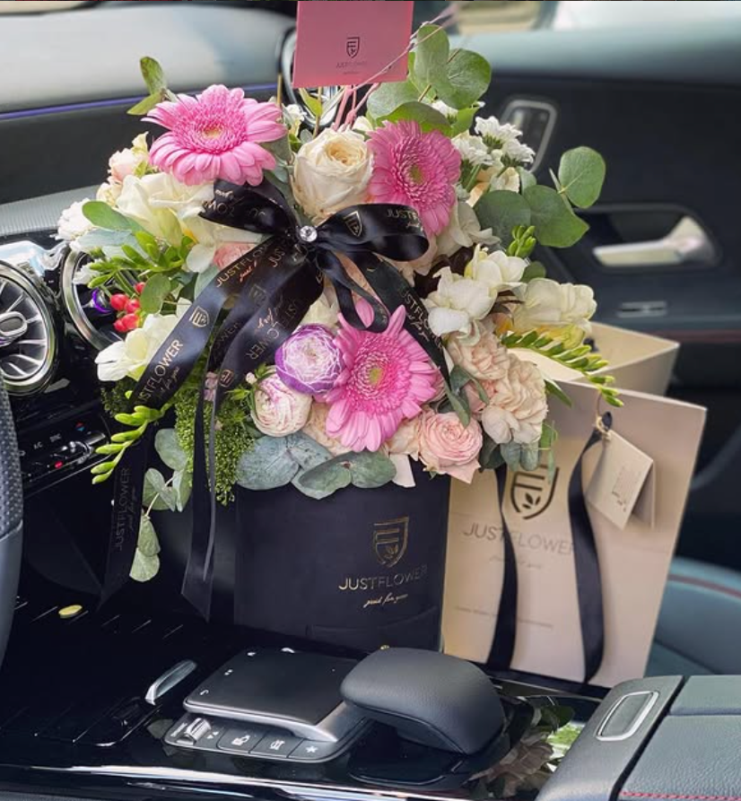 Flowerbox Rund als Geschenk mit Schleife und frischen Blumen – elegante Blumenbox für besondere Anlässe