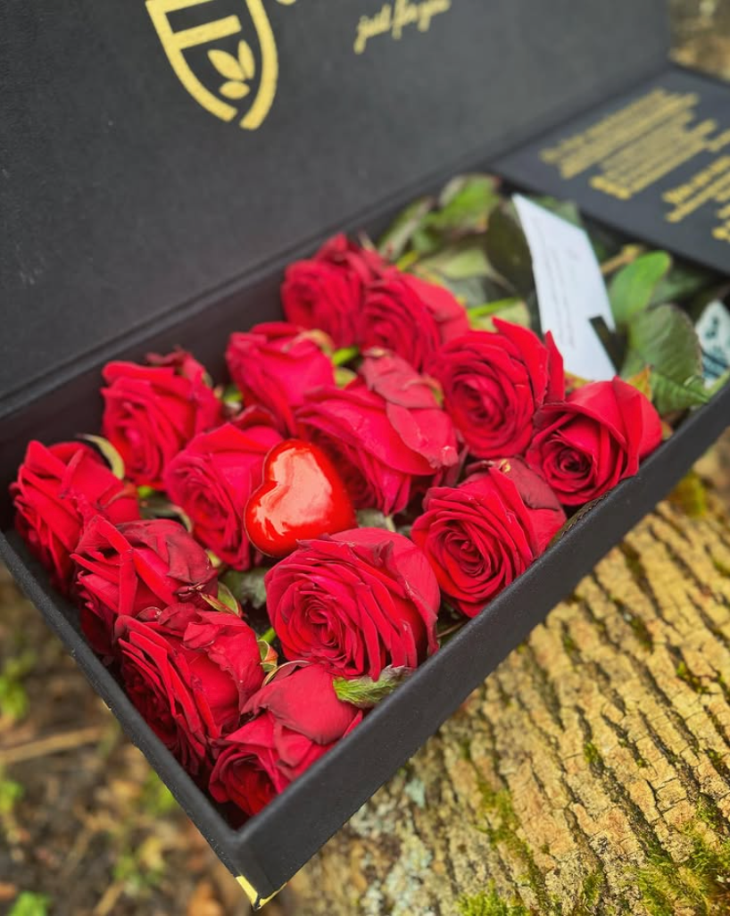 Flowerbox in Schwarz mit roten Rosen – luxuriöse Blumenbox als Geschenk