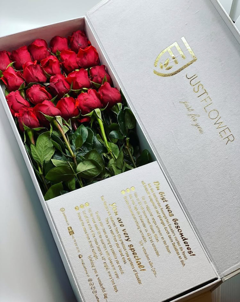 Flowerbox mit frischen roten Rosen in eleganter Box – ideales Geschenk von JustFlower