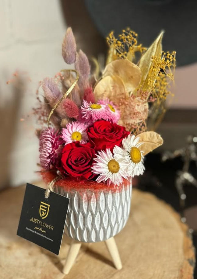 Florale Accessoires Arrangement mit Trockenblumen im Designer-Vase – stilvolle Geschenkideen bei JustFlower entdecken