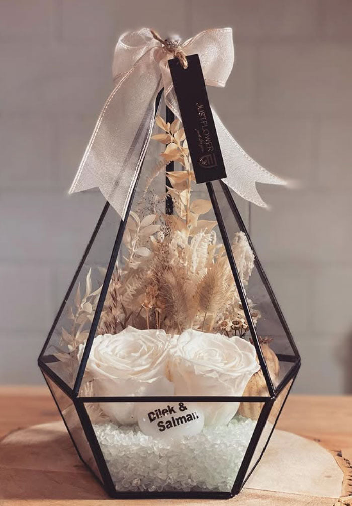 Dekorative Geschenk in Pyramiden Design mit Infinity Rosen im Glas – elegante florale Accessoires für besondere Anlässe entdecken