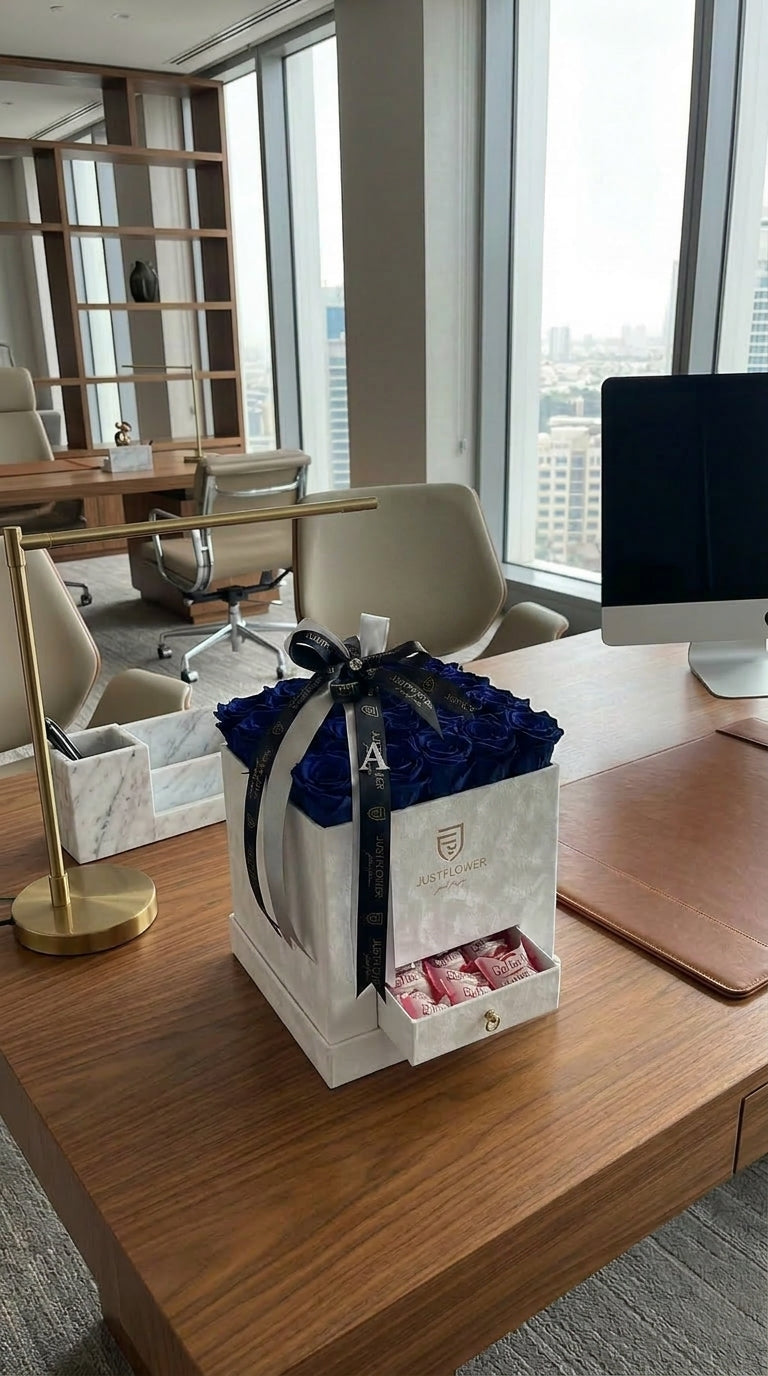 Rosenbox Eckig in Weiss mit blauen Infinity Rosen – luxuriöse Geschenkbox von JustFlower Schweiz entdecken