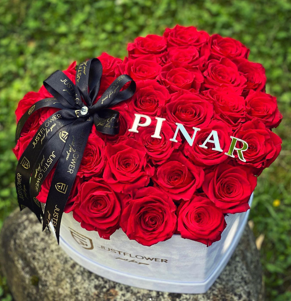 Rosenbox Herz mit roten Infinity Rosen und personalisiertem Schriftzug – individuelles Geschenk