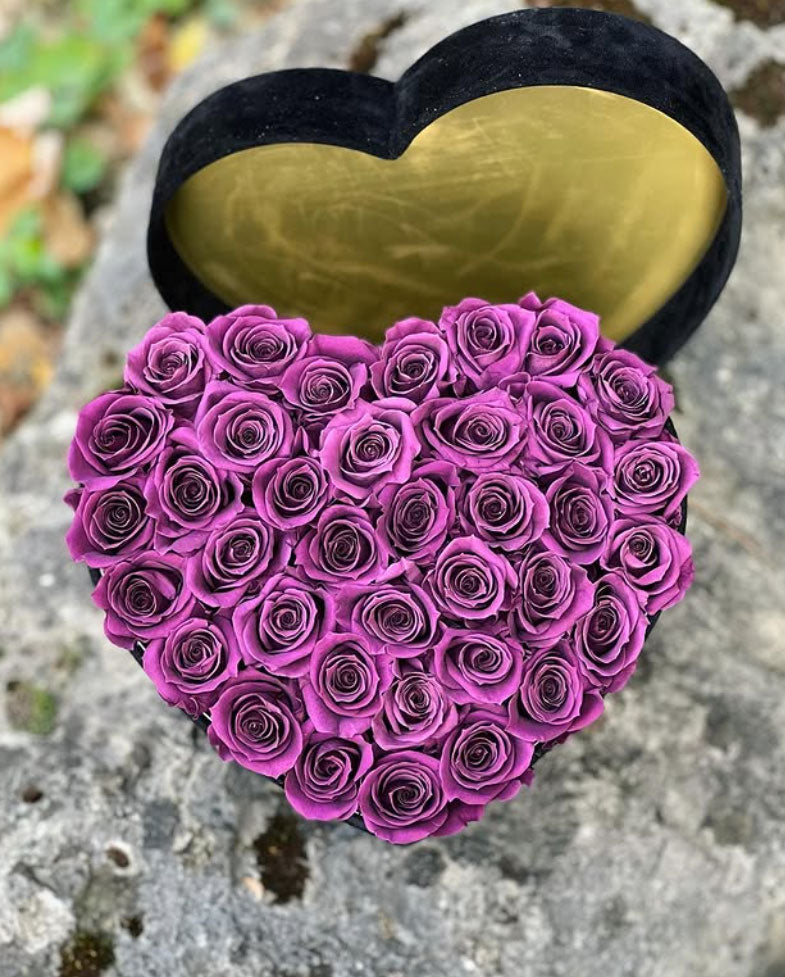 Herzförmige Rosenbox mit lila Infinity Rosen und geöffneter Box – luxuriöse Geschenkidee