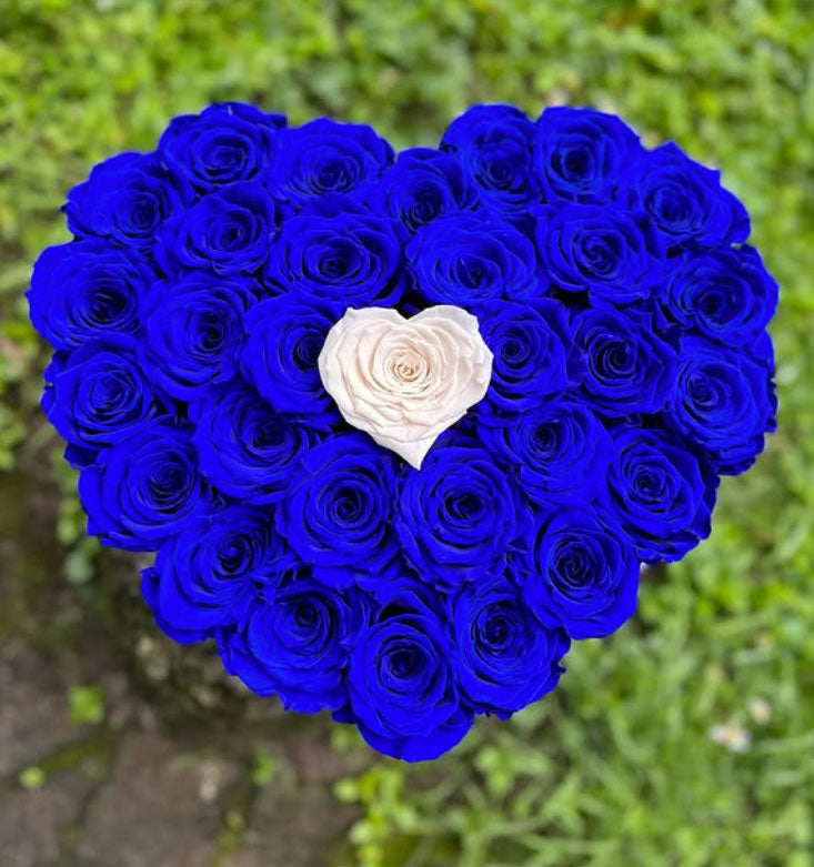 Rosenbox Herz mit blauen Infinity Rosen und weissem Herz in der Mitte – auffälliges Design