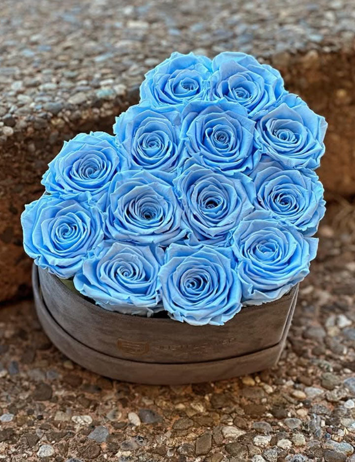 Rosenbox Herz mit hellblauen Infinity Rosen – moderne und stilvolle Blumenbox