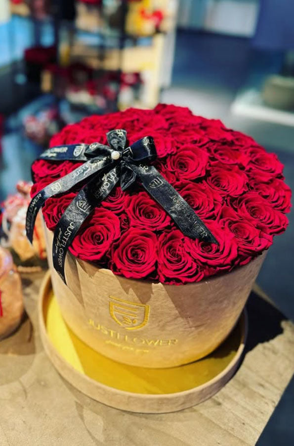 Runde Rosenbox Velvet mit roten Infinity Rosen – luxuriöse Geschenkidee