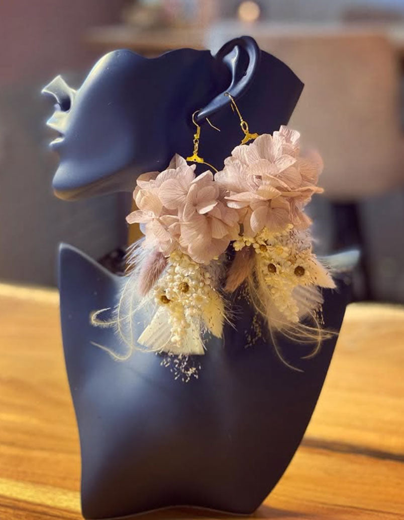 Florale Ohrringe mit beigen Trockenblumen – handgefertigter Schmuck im stilvollen Design bei JustFlower