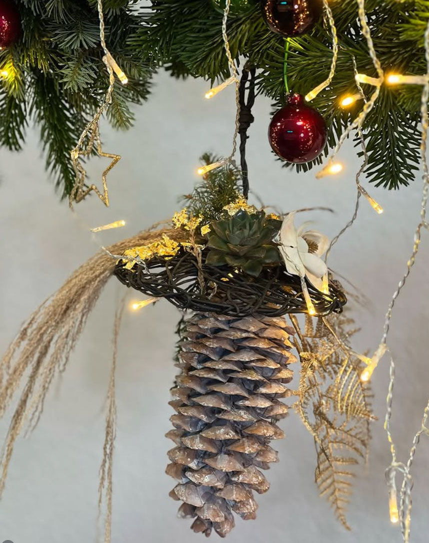 Weihnachtliche Dekoration mit Zapfen und Naturmaterialien – florale Wohnaccessoires