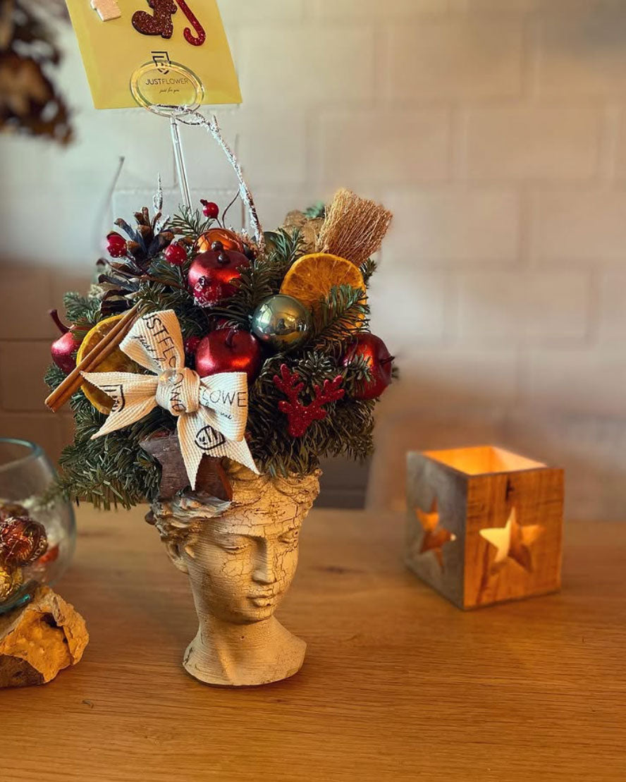 Florales Dekorationsdesign in Kopfvase – kreative Wohnaccessoires von JustFlower