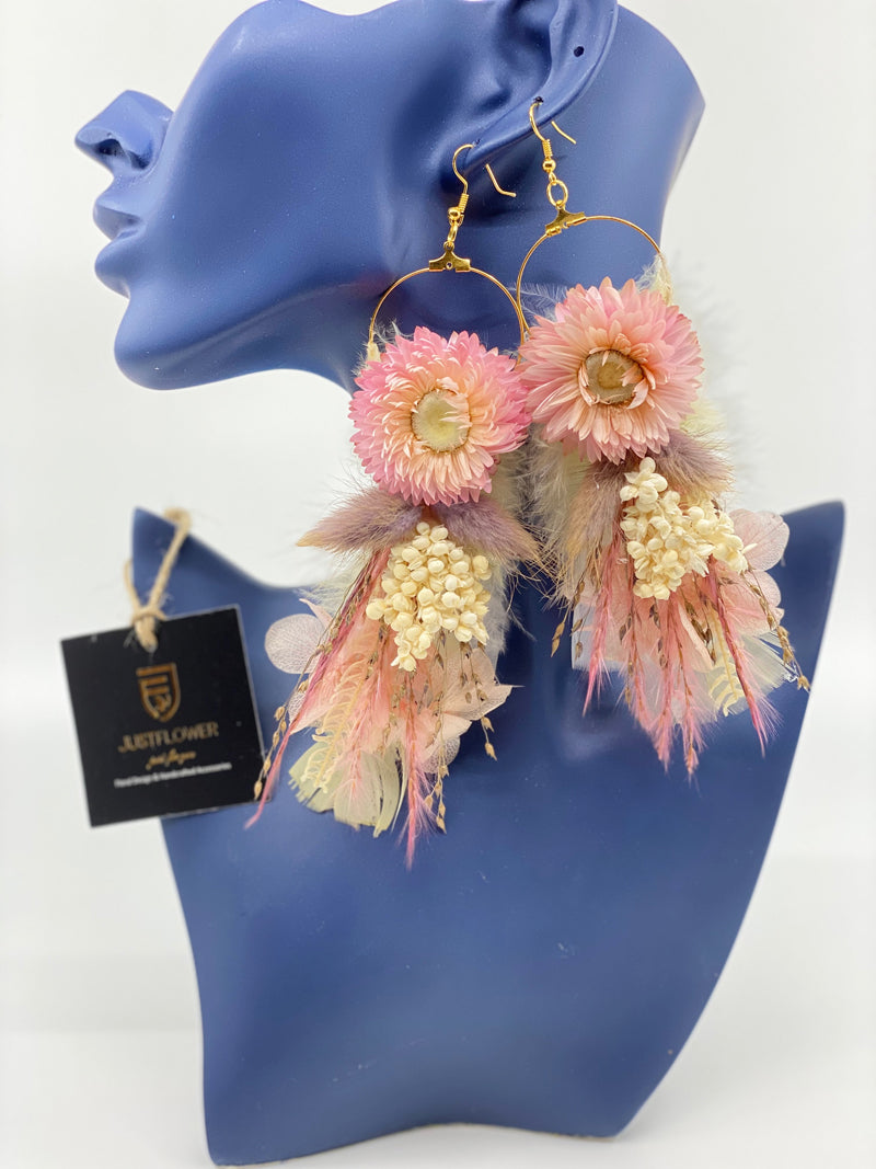 Ohrringe mit getrockneten Blumen von JustFlower.ch – Elegante, handgefertigte Ohrringe aus zarten getrockneten Blüten und Federn, ideal für einen einzigartigen, natürlichen Look.