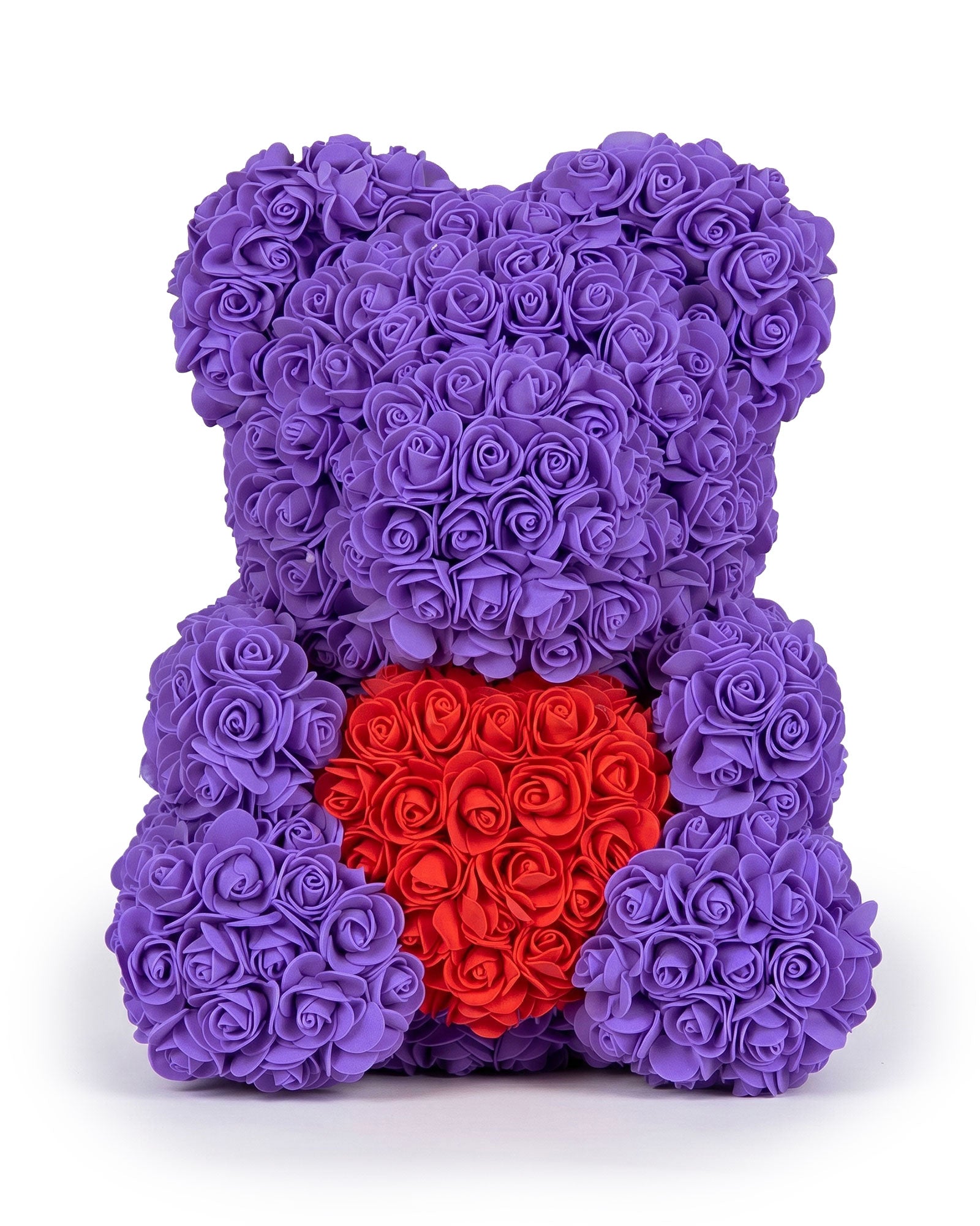 Rosenbär 40 cm violett mit rotem Herz freigestellt – dekoratives Geschenk aus Kunstrosen