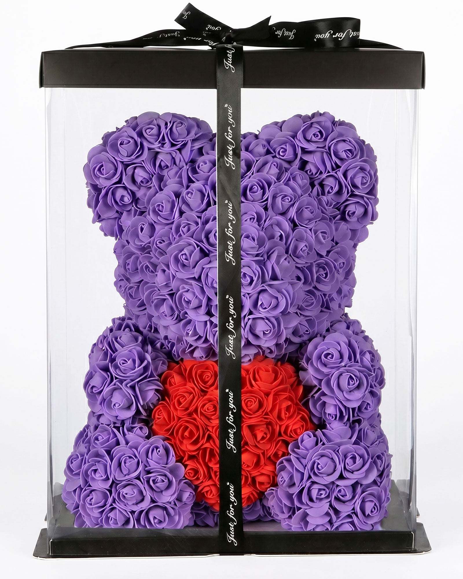 Rosenbär 40 cm violett mit rotem Herz in Geschenkbox – hochwertiges Geschenk mit Kunstrosen