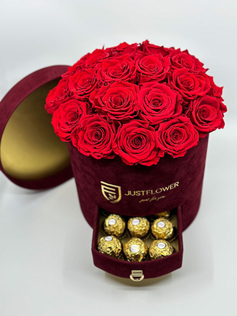 Grosse Rosenbox mit roten Infinity Rosen und Ferrero Rocher, elegantes Geschenk in burgunderfarbenem Samt für besondere Anlässe.