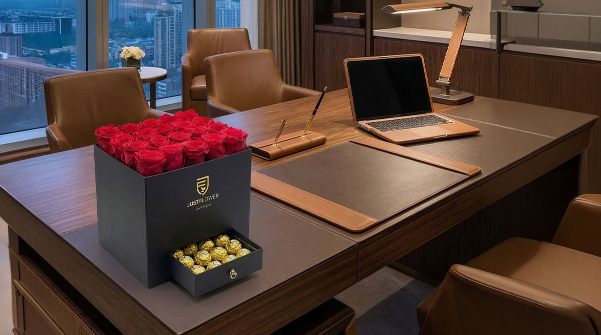 Rosenbox Eckig in Schwarz mit roten Infinity Rosen und Pralinen – JustFlower