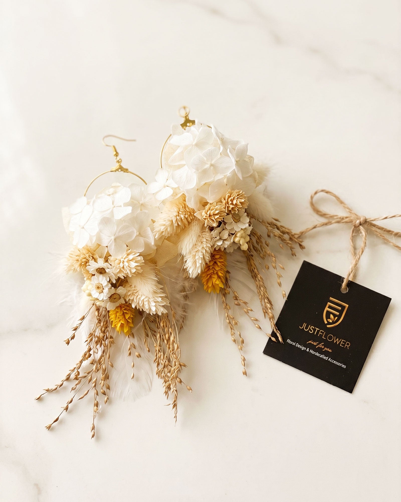 Florale Ohrringe mit Trockenblumen – handgemachter Schmuck in Natur- und Cremetönen