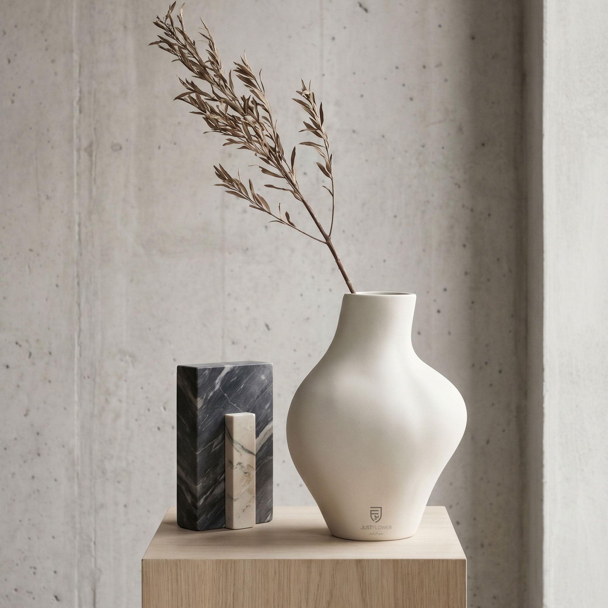 Moderne Vase mit minimalistischer Dekoration – stilvolle Wohnaccessoires