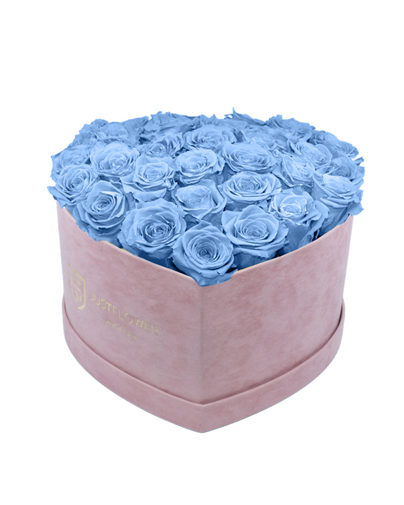 Rosenbox mit Infinity Rosen in Hellblau – Ein elegantes Herz aus konservierten hellblauen Rosen, das für Ruhe und Sanftheit steht. Perfekt für besondere Anlässe oder als luxuriöses Geschenk. Bestellen, verschenken oder kaufen Sie diese edle Rosenbox bei JustFlower.ch.