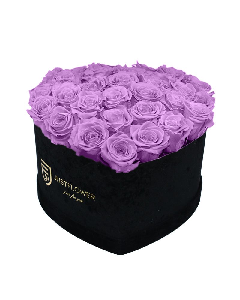 Rosenbox mit Infinity Rosen in Lilac – Ein elegantes Herz aus konservierten lila Rosen, das Anmut und Schönheit verkörpert. Diese Rosenbox ist perfekt, um besondere Momente zu feiern und jemandem eine außergewöhnliche Freude zu bereiten. Entdecken Sie diese zarte Schönheit bei JustFlower.ch.