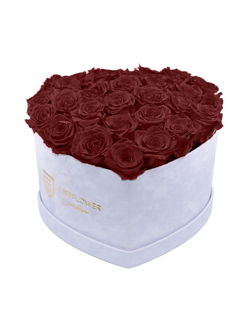 Rosenbox mit Infinity Rosen in Burgunderrot – Eine elegante Herzbox mit konservierten burgunderfarbenen Rosen, die eine luxuriöse und romantische Atmosphäre schaffen. Perfekt für besondere Anlässe, um Liebe und Stil zu verschenken. Erhältlich bei JustFlower.ch.