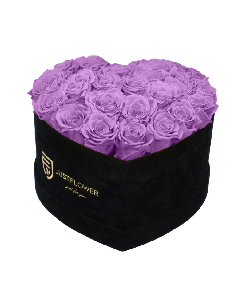 Rosenbox mit Infinity Rosen in Lilac – Ein elegantes Rosenbox Herz aus konservierten lila Rosen, das für Ruhe und Harmonie steht. Ideal als Geschenk oder für besondere Anlässe. Bestellen, verschenken oder kaufen Sie diese edle Rosenbox bei JustFlower.ch.