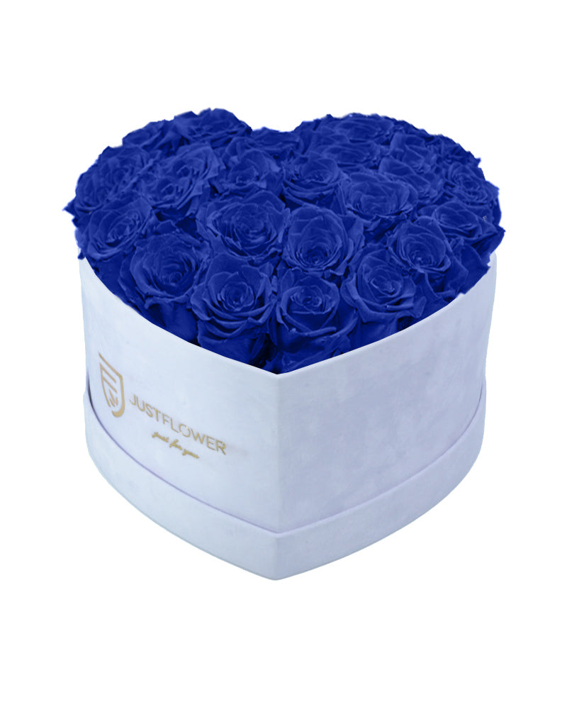 Rosenbox Herz mit Infinity Rosen in Dark Blue – Diese Infinity Rosen in Dunkelblau, die für immer frisch bleiben, sind in einer eleganten Herzbox arrangiert. Ewige Rosen bieten eine außergewöhnliche Langlebigkeit, sodass Sie die Schönheit dieser konservierten Rosen lange genießen können. Bestellen, verschenken oder kaufen Sie diese edle Rosenbox bei JustFlower.ch.